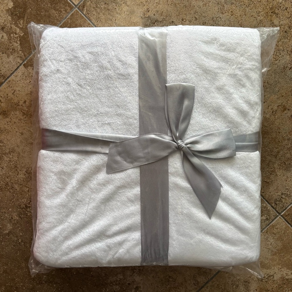 NEW Bella Russo White Plush Afghan Blanket
